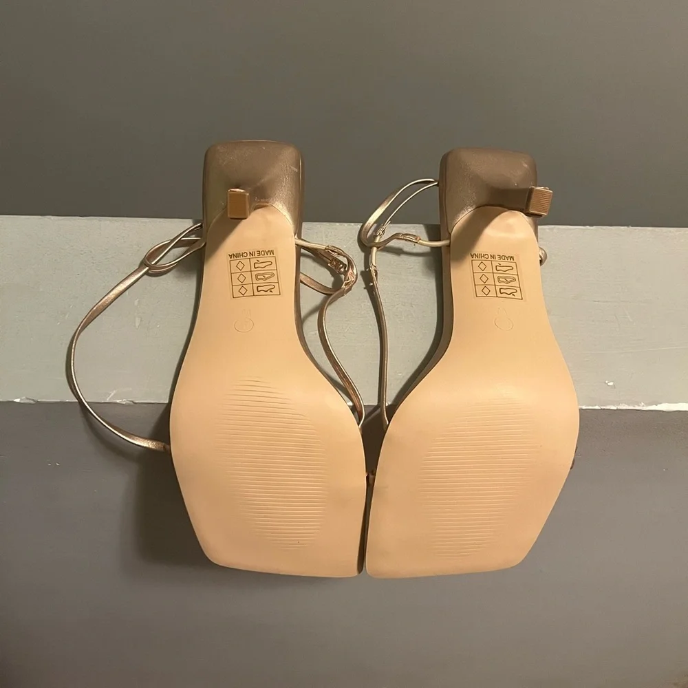 Public Desire Wide Fit Rayelle heeled sandals with square toes in rose gold - Picture 3 of 3